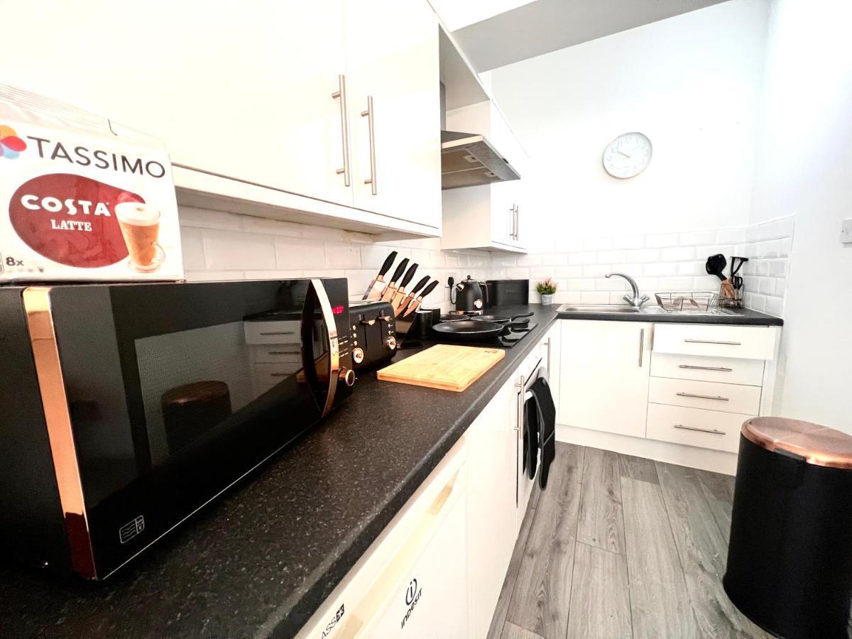 Families And Contractors Welcome! Central Beauty * Liverpool