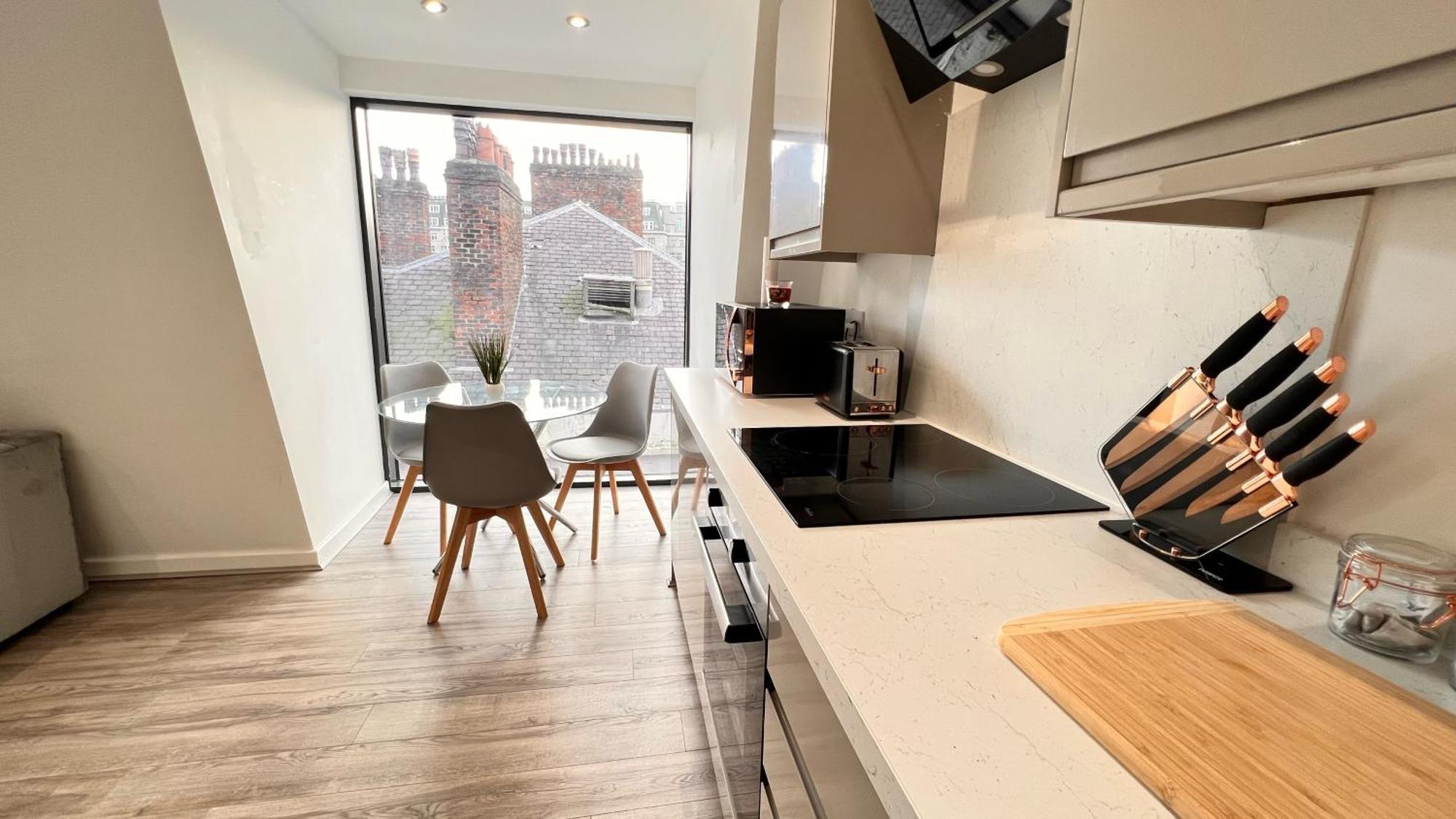 Families And Contractors Welcome! Central Beauty Apartment
