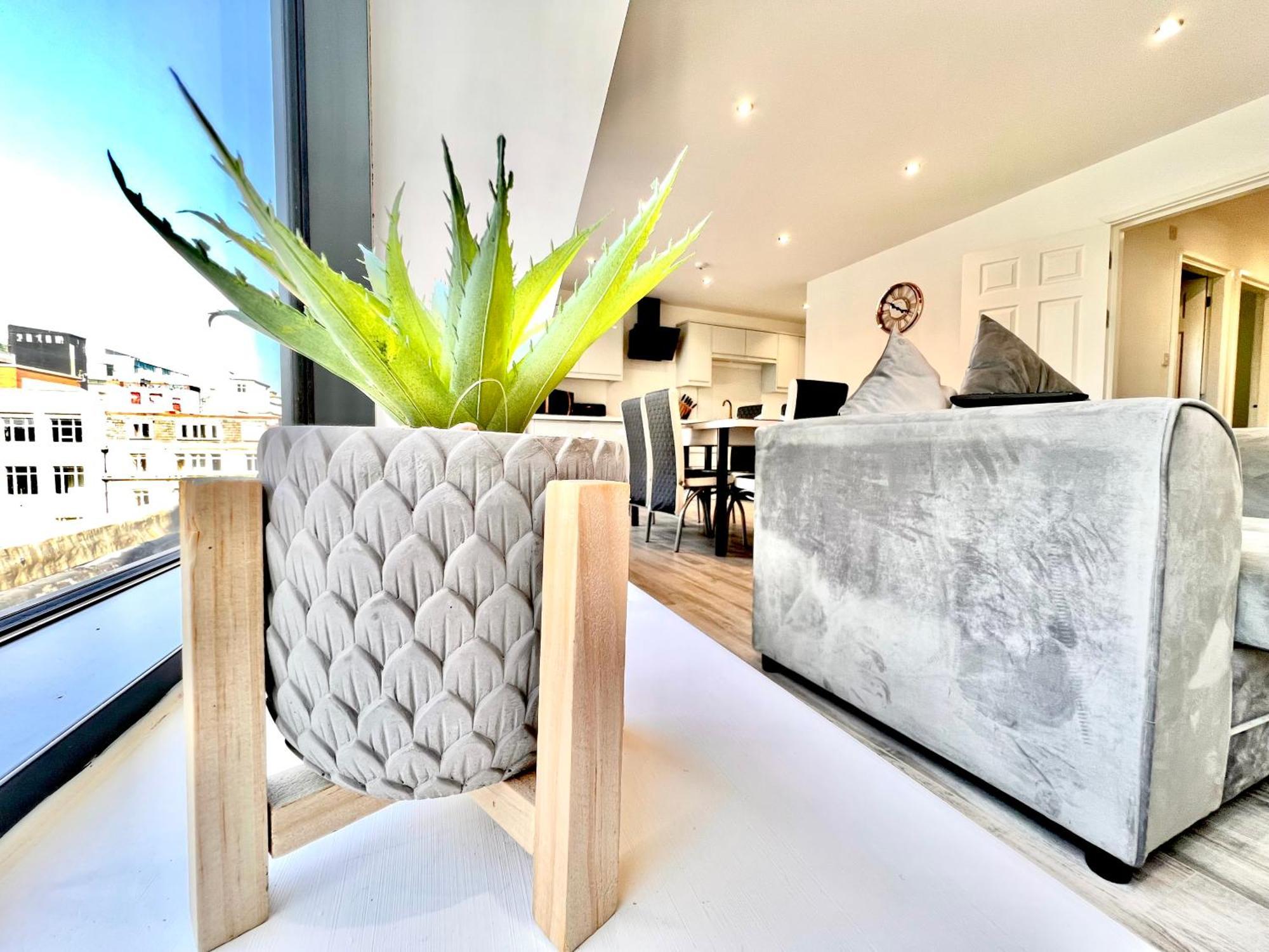 Families And Contractors Welcome! Central Beauty Apartment